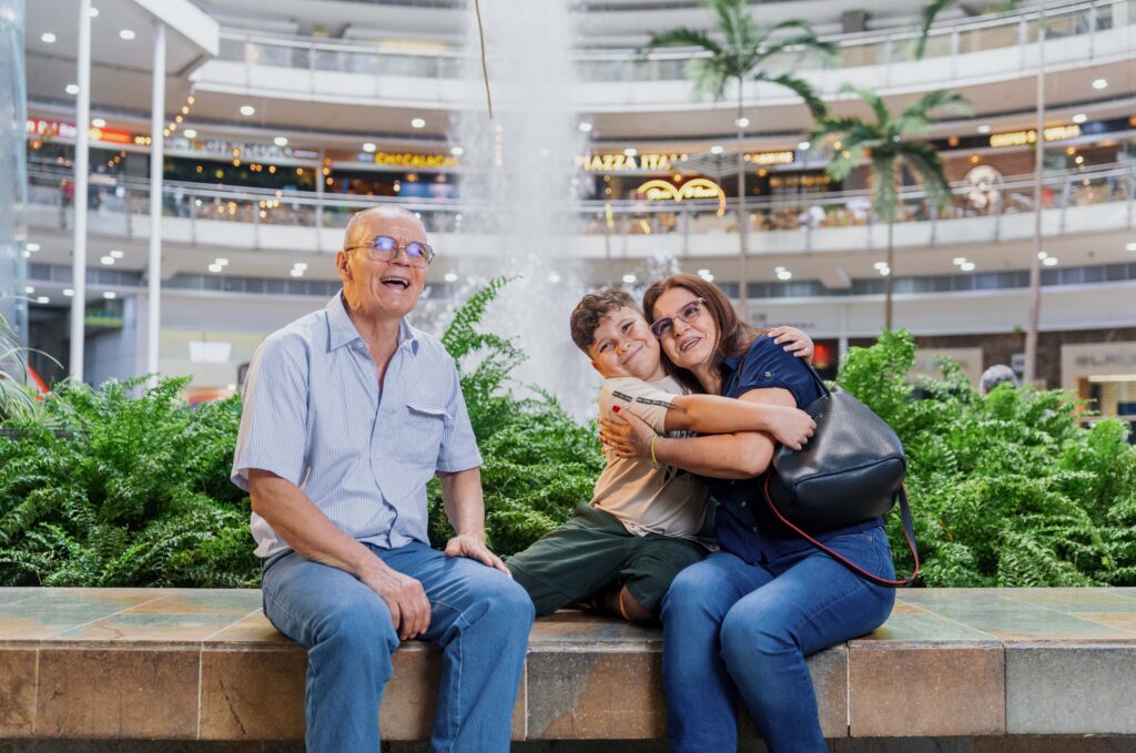 Abuelos y nieto
